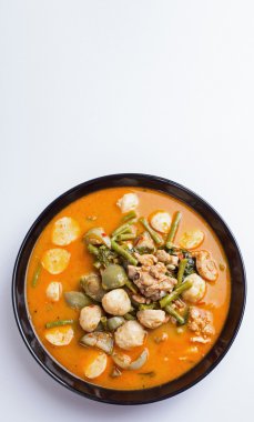 Et topu ile sıcak köri 