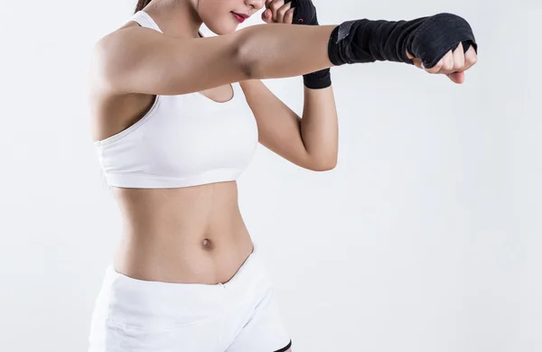 Mulher de boxe isolado no fundo branco — Fotografia de Stock