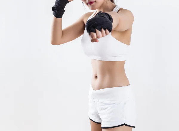 Mujer boxeadora aislada sobre fondo blanco — Foto de Stock