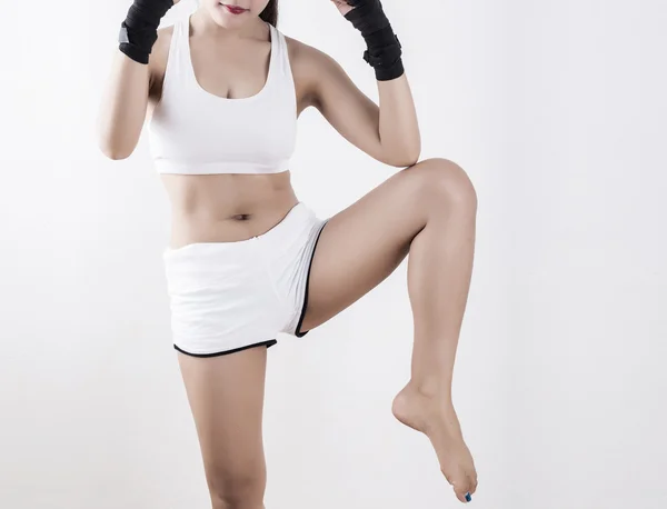 Mujer boxeadora aislada sobre fondo blanco — Foto de Stock