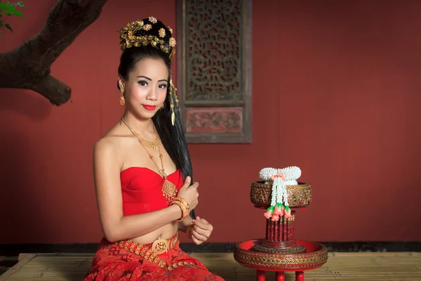 Ταϊλανδέζα με παραδοσιακή ενδυμασία — Φωτογραφία Αρχείου