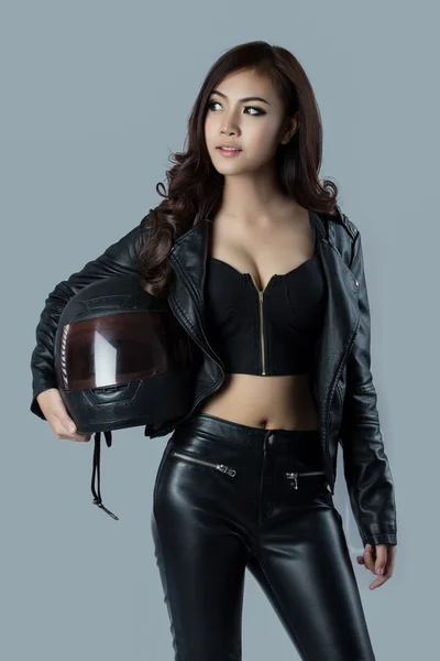 Beautiful female biker wearing a leather jacket — Stock Photo, Image