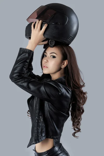 Bella motociclista donna indossa una giacca di pelle — Foto Stock