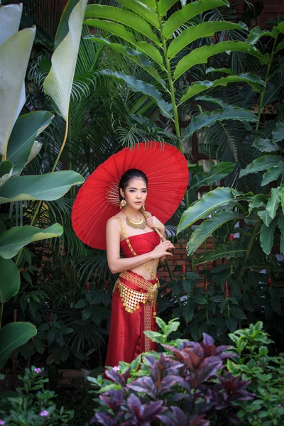 Тайская женщина в традиционном костюме — стоковое фото