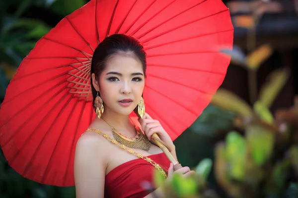 Mujer tailandesa en traje tradicional — Foto de Stock