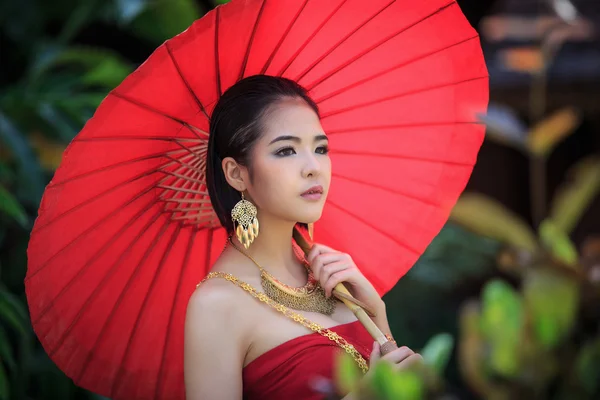 タイの女性は伝統衣装を着て — ストック写真