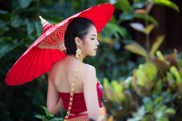 Mujer tailandesa en traje tradicional — Foto de Stock