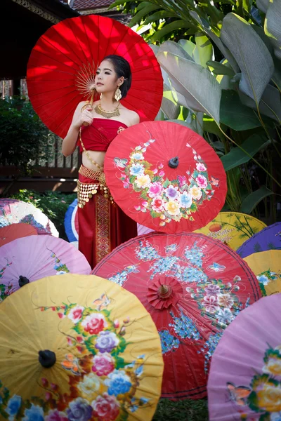 Mujer tailandesa en traje tradicional — Foto de Stock