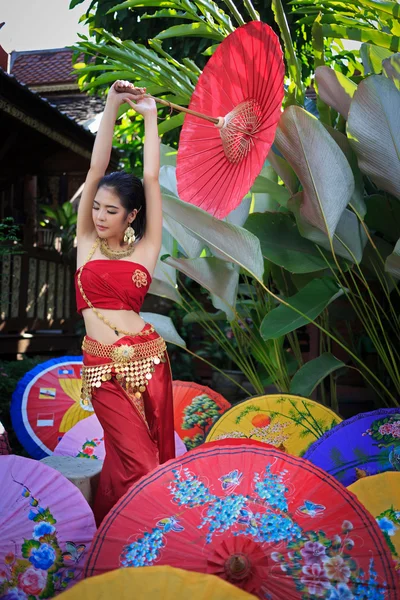 Mujer tailandesa en traje tradicional — Foto de Stock