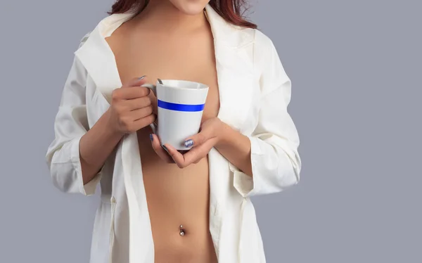 Sexy body of woman holding coffee cup — Stock Photo, Image