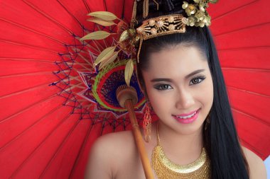 Kırmızı şemsiye ile Taylandlı kadınlar