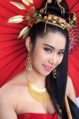 Kırmızı şemsiye ile Taylandlı kadınlar