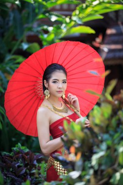 Geleneksel kostümlü Taylandlı kadın. 