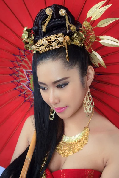 Kırmızı şemsiye ile Taylandlı kadınlar