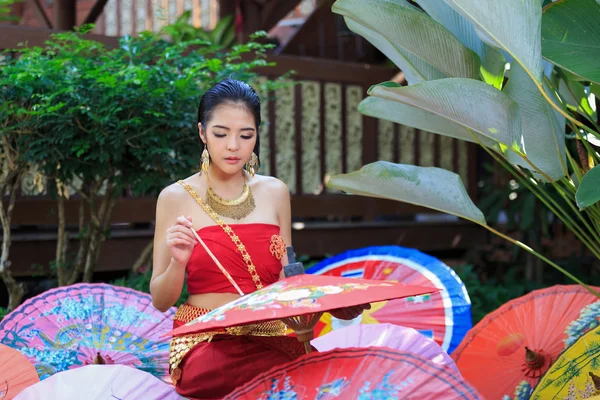 전통 의상을 입은 타이 여성 — 스톡 사진