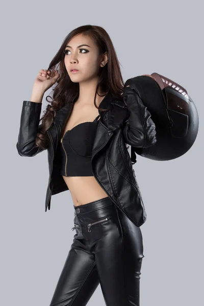 Bela motociclista feminina vestindo uma jaqueta de couro — Fotografia de Stock