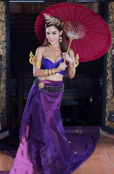 Mujer tailandesa en traje tradicional — Foto de Stock