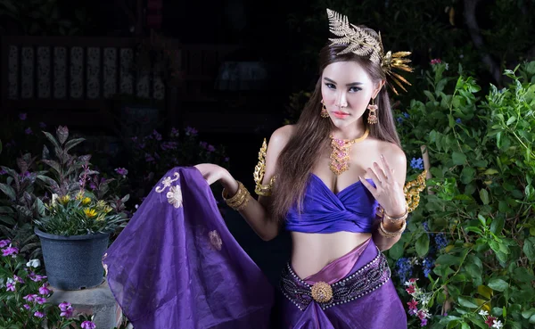 Тайская женщина в традиционном костюме — стоковое фото