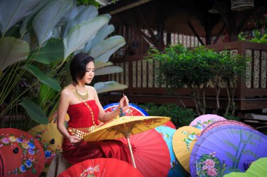 Geleneksel kostümlü Taylandlı kadın. 