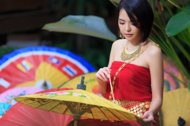 Geleneksel kostümlü Taylandlı kadın. 