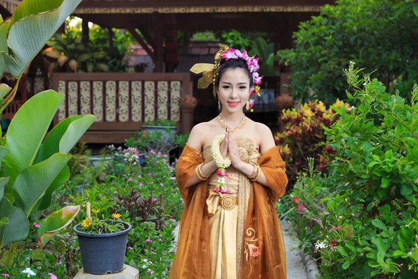 Mujer tailandesa en traje tradicional — Foto de Stock