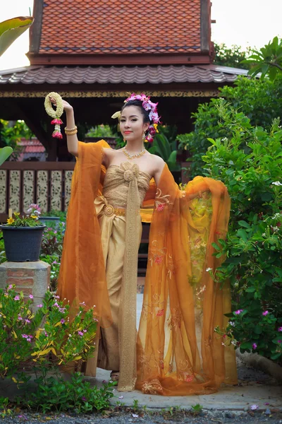 Thaise vrouw in traditioneel kostuum — Stockfoto