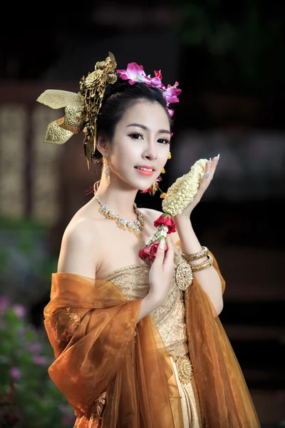 Thai kvinna i traditionell kostym — Stockfoto