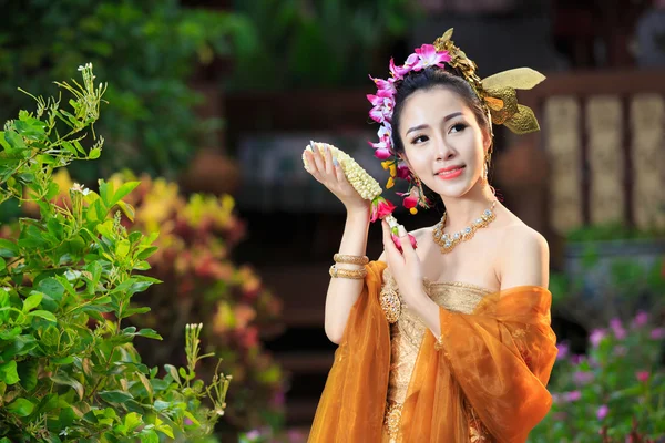 Mujer tailandesa en traje tradicional —  Fotos de Stock