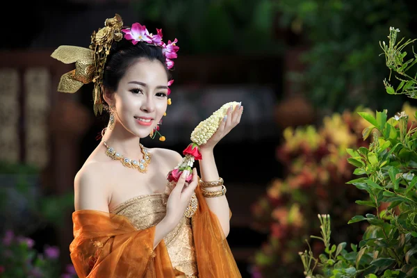 Mujer tailandesa en traje tradicional — Foto de Stock