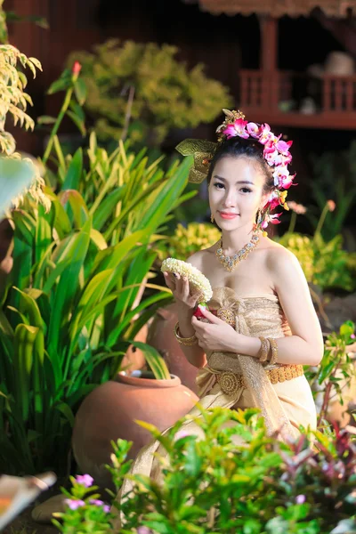 Mujer tailandesa en traje tradicional —  Fotos de Stock