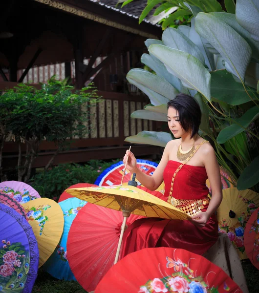 Mujer tailandesa en traje tradicional — Foto de Stock