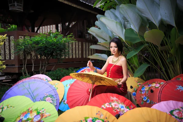 Mujer tailandesa en traje tradicional — Foto de Stock