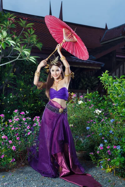 Thai kvinna i traditionell kostym — Stockfoto