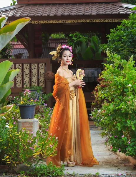 Mujer tailandesa en traje tradicional — Foto de Stock