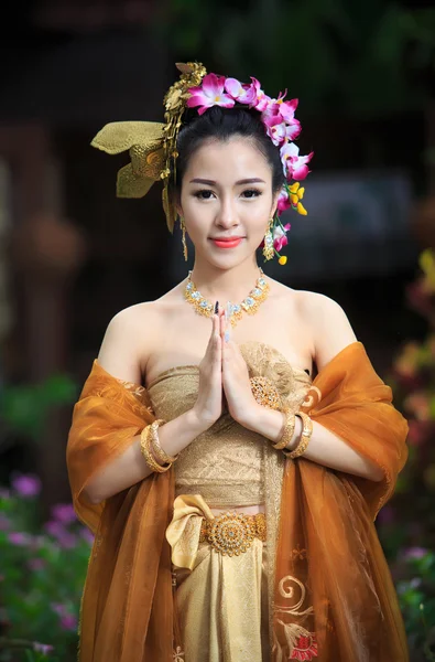 Femme thaï en costume traditionnel — Photo