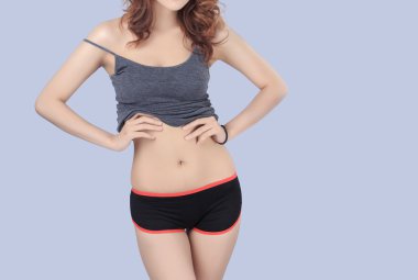 kadın bedeninin giyen gri tanktop 