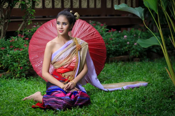 Mulher tailandesa em traje tradicional — Fotografia de Stock