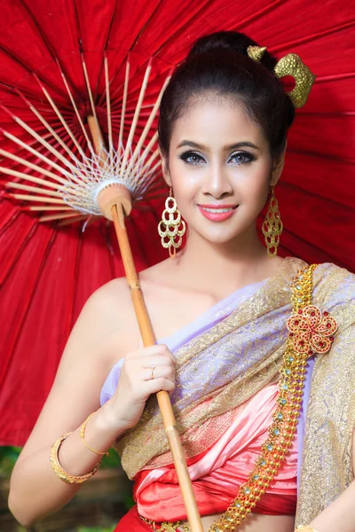Mujer tailandesa en traje tradicional —  Fotos de Stock