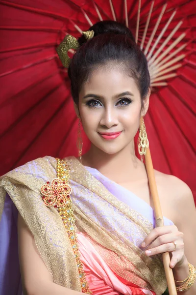 Geleneksel kostümlü Taylandlı kadın. — Stok fotoğraf