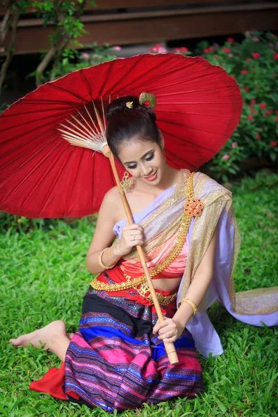 Thailänderin in traditioneller Tracht — Stockfoto