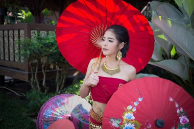 Geleneksel kostümlü Taylandlı kadın.