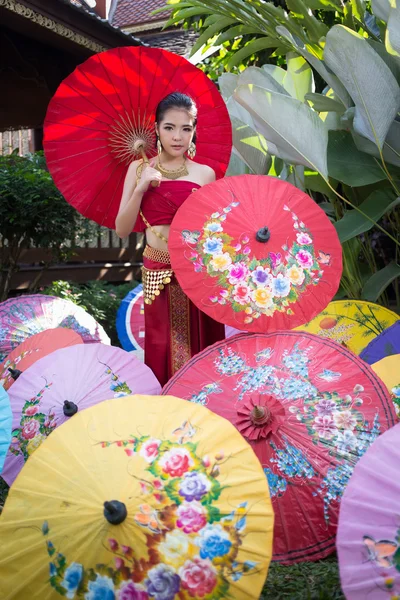 Tajska kobieta w tradycyjnym stroju — Zdjęcie stockowe