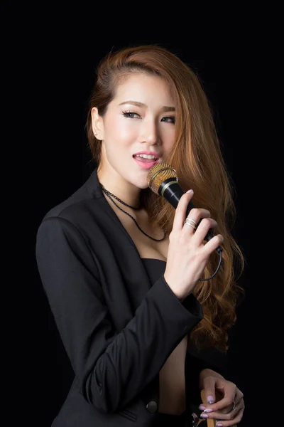 Vacker asiatisk kvinna sjunger — Stockfoto