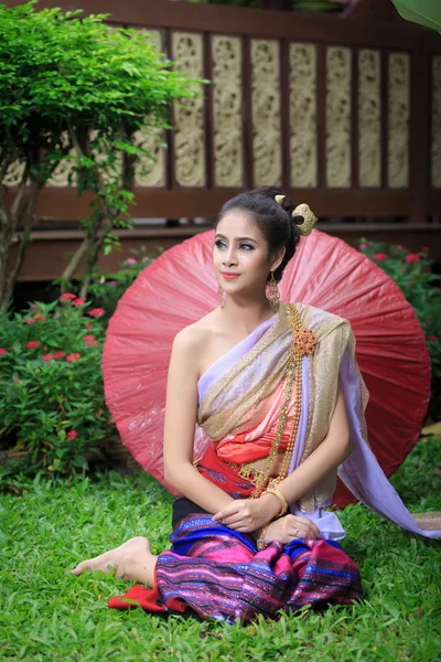 Femme thaï en costume traditionnel — Photo