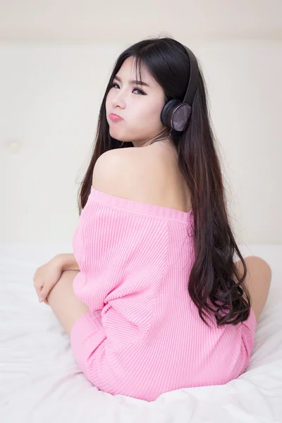Fiatal nő hallgat zenét fülhallgató — Stock Fotó