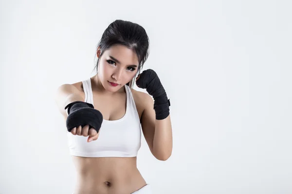 Mulher de boxe - fundo branco — Fotografia de Stock