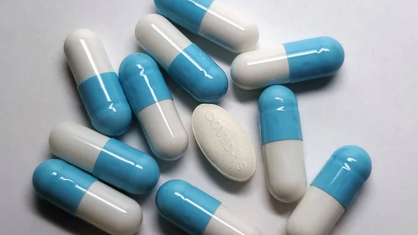 Comprimidos Cápsula Branco Azul Comprimido Tem Uma Inscrição Covid Comprimido — Fotografia de Stock