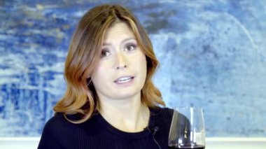 Sarışın stüdyoda röportaj veriyor.