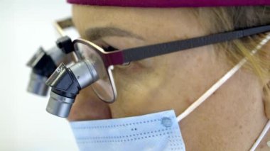Dürbünde çalışan doktor dişçi.