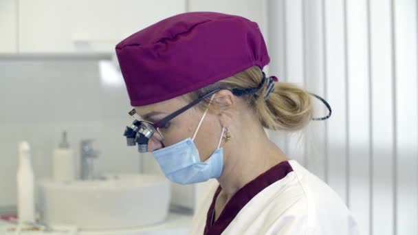 Lekarz Dentysta Pracujący Biurze — Wideo stockowe